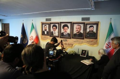 هیچگاه رییس جمهوری نداشتیم که عبایش تا زانو گلی باشد