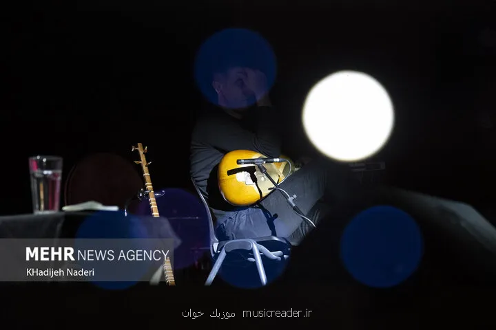 شهپر شاهنامه را به برج آزادی می برد